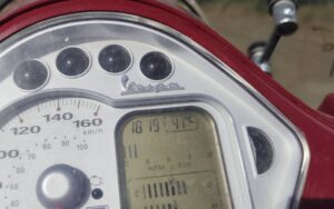 Velocímetro de una moto Vespa mostrando 41 grados Celsius