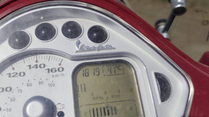 Velocímetro de una moto Vespa mostrando 41 grados Celsius