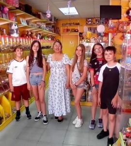 Grupo de niños ayudando en la tienda Mundi Dulce tras una tormenta.