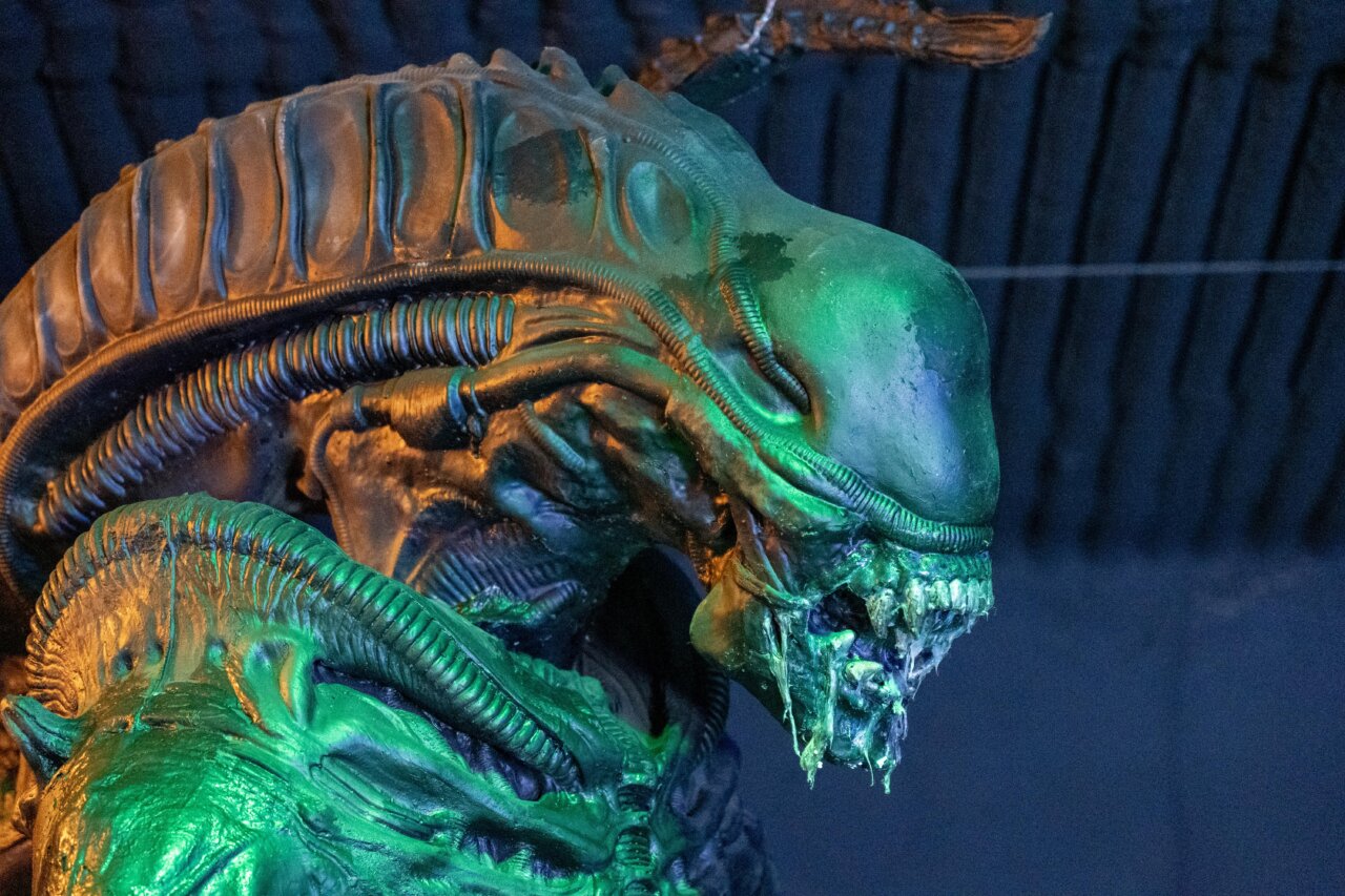 Escultura de un alienígena en el Museo del Cine de Colin Arthur