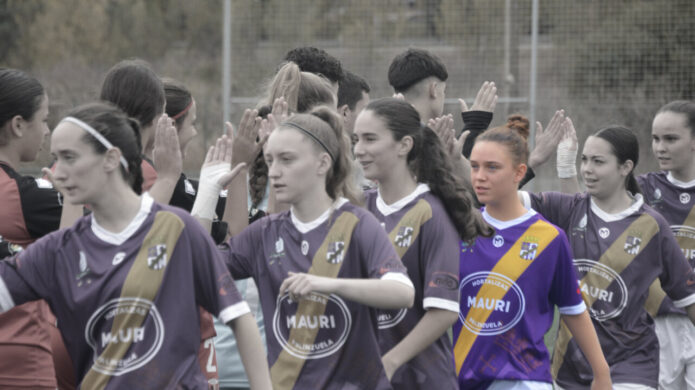 Jugadoras del Palencia Fútbol Femenino saludando antes de un partido.