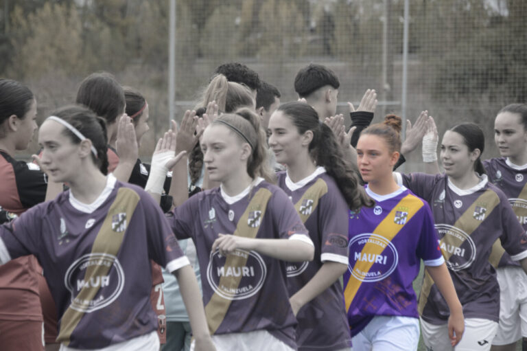 Jugadoras del Palencia Fútbol Femenino saludando antes de un partido.