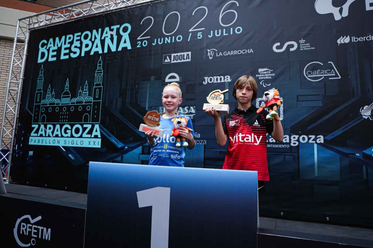 Nerea Hidalgo y otro competidor en el podio del Campeonato de España de Tenis de Mesa