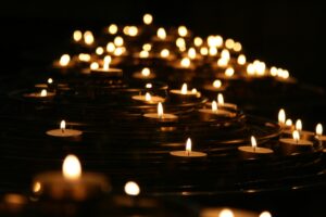 Candelabros con velas encendidas en un evento nocturno