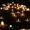 Candelabros con velas encendidas en un evento nocturno
