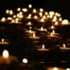 Candelabros con velas encendidas en un evento nocturno