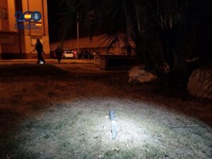Cuchillo en el suelo iluminado por una linterna en Palencia