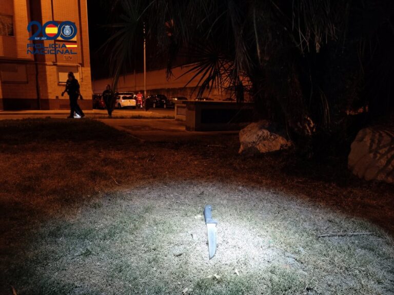 Cuchillo en el suelo iluminado por una linterna en Palencia