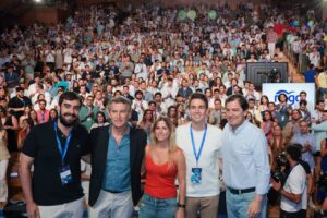 Grupo de jóvenes del Partido Popular en un congreso en Valladolid
