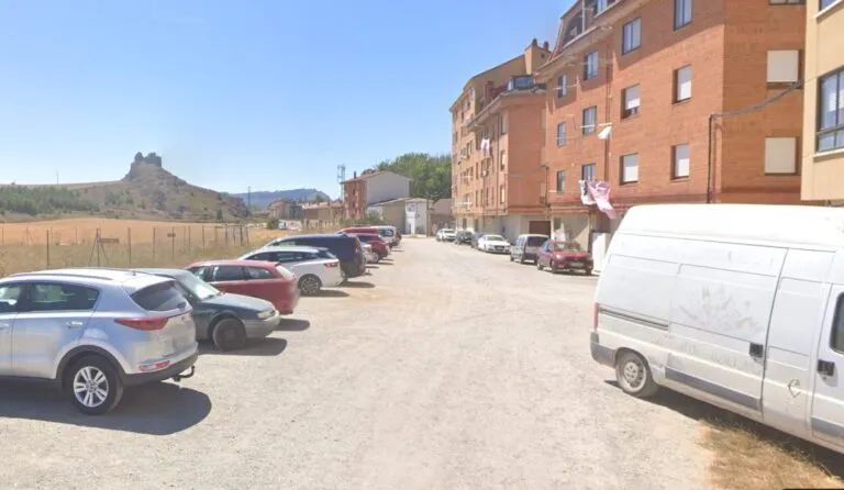 Vista del aparcamiento en la avenida de Villallano en Aguilar de Campoo