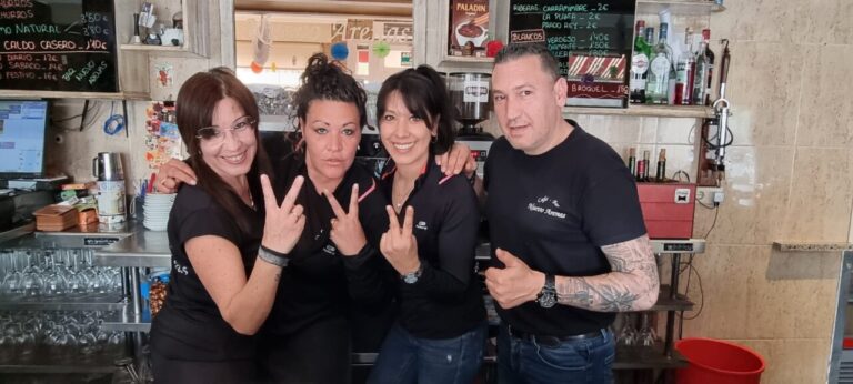 Equipo del restaurante Nuevo Arenas mostrando gestos de paz y alegría