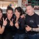 Equipo del restaurante Nuevo Arenas mostrando gestos de paz y alegría