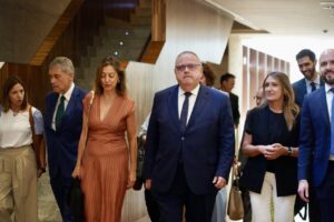Grupo de personas caminando en un entorno institucional