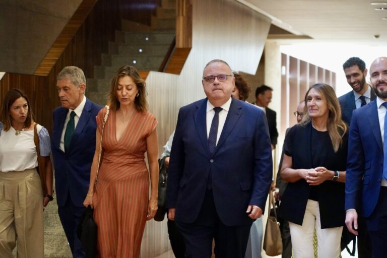 Grupo de personas caminando en un entorno institucional