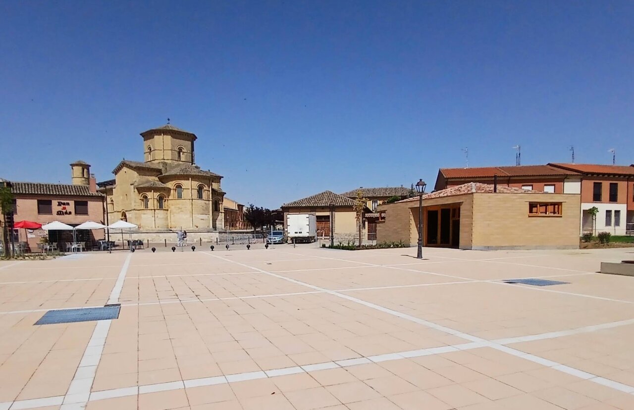 Vista del nuevo punto de información turística y mercado en Frómista