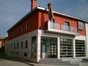 Edificio del Ayuntamiento de Grijota con banderas en la fachada