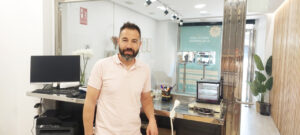 Interior de la tienda Oro Express con un hombre y un escritorio