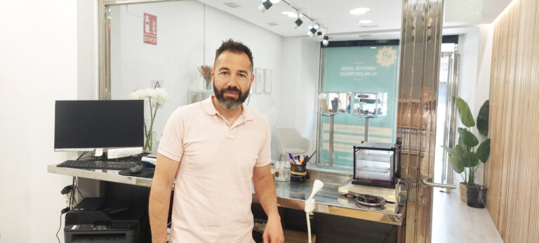 Interior de la tienda Oro Express con un hombre y un escritorio