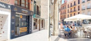 Fachada de la tienda Oro Express en Palencia con clientes en la terraza