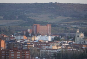 Vista general de la ciudad de Palencia con edificios y montañas al fondo
