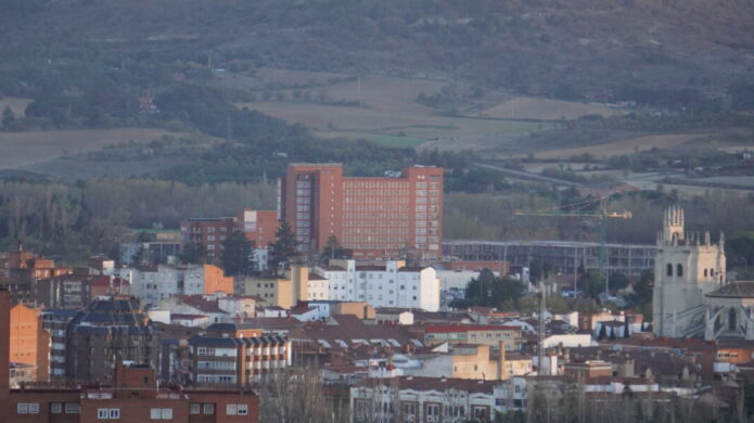Vista general de la ciudad de Palencia con edificios y montañas al fondo