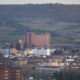 Vista general de la ciudad de Palencia con edificios y montañas al fondo