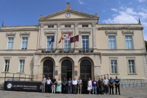 Minuto de silencio en la Plaza Mayor de Palencia por víctimas del incendio en Almería