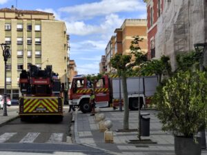 Camiones de bomberos en una calle de Palencia