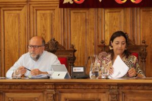 Concejales en el Pleno del Ayuntamiento de Palencia discutiendo sobre el presupuesto.