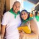 Pareja sonriente en la Panadería Berruguete con pañuelos verdes