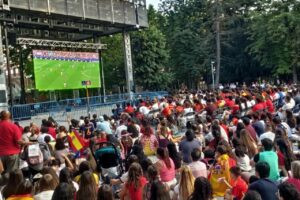 Aficionados viendo la final del Mundial en una pantalla gigante en Palencia