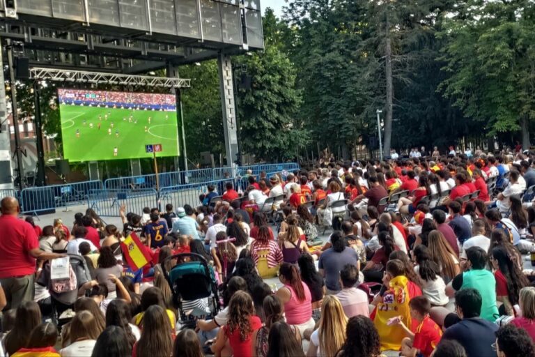 Aficionados viendo la final del Mundial en una pantalla gigante en Palencia