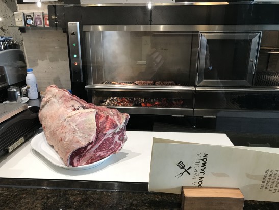 Gran pieza de carne en la Parrilla de Don Jamón lista para cocinar.
