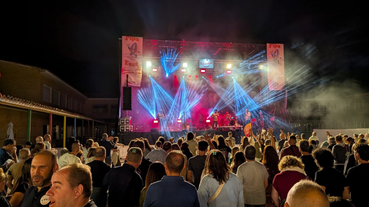 Multitud disfrutando de un concierto en el PipaFest de Villada