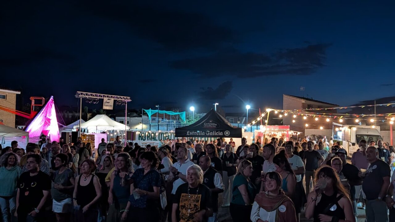 Multitud disfrutando del PipaFest en Villada durante la noche
