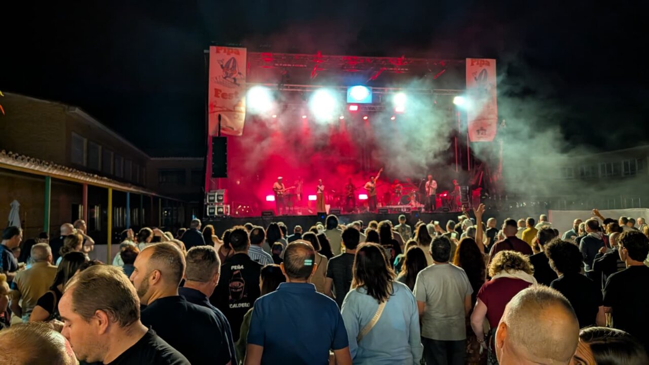 Multitud disfrutando de un concierto en el PipaFest de Villada