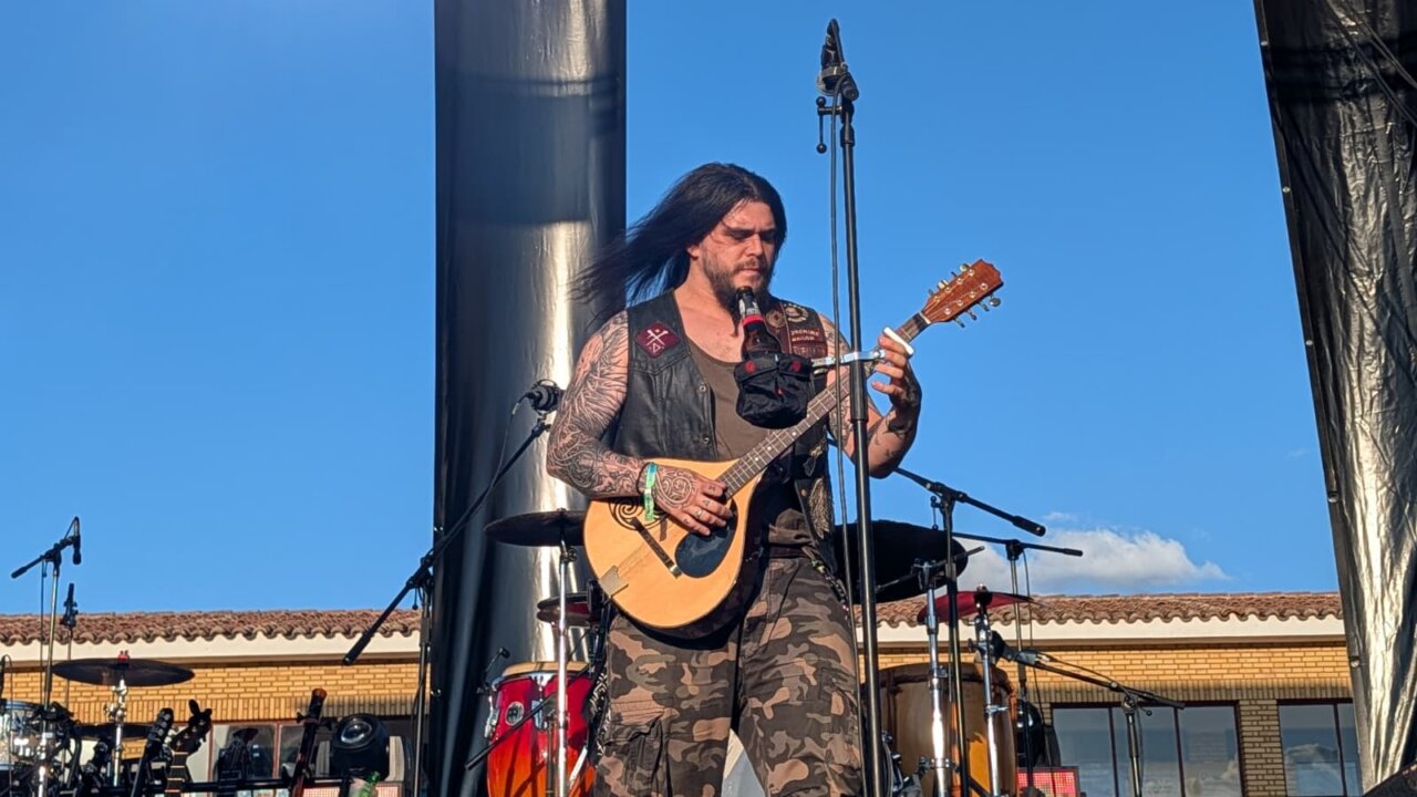 Músico de la banda Moonshine Wagon tocando en el PipaFest de Villada