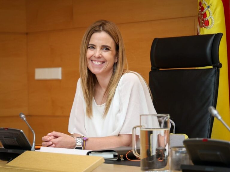 Pilar García sonriente en una comisión sobre agricultura