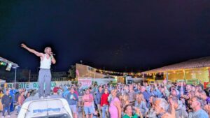 Artista actuando en el festival Pipafest con público animado