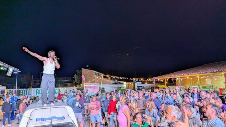 Artista actuando en el festival Pipafest con público animado