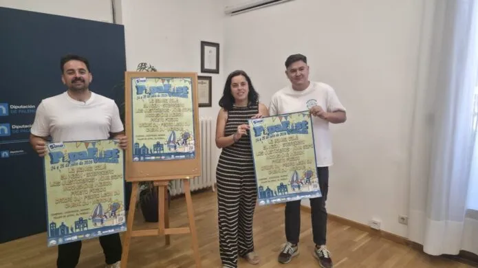 Tres personas sosteniendo carteles del evento Pipafest en una presentación