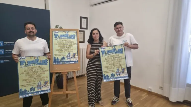 Tres personas sosteniendo carteles del evento Pipafest en una presentación