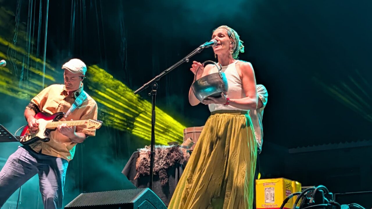Músicos en el escenario durante el PipaFest en Villada