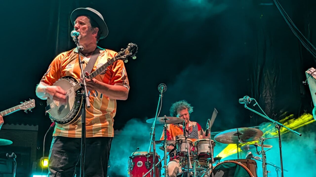 Músicos de la banda El Naán actuando en el PipaFest de Villada