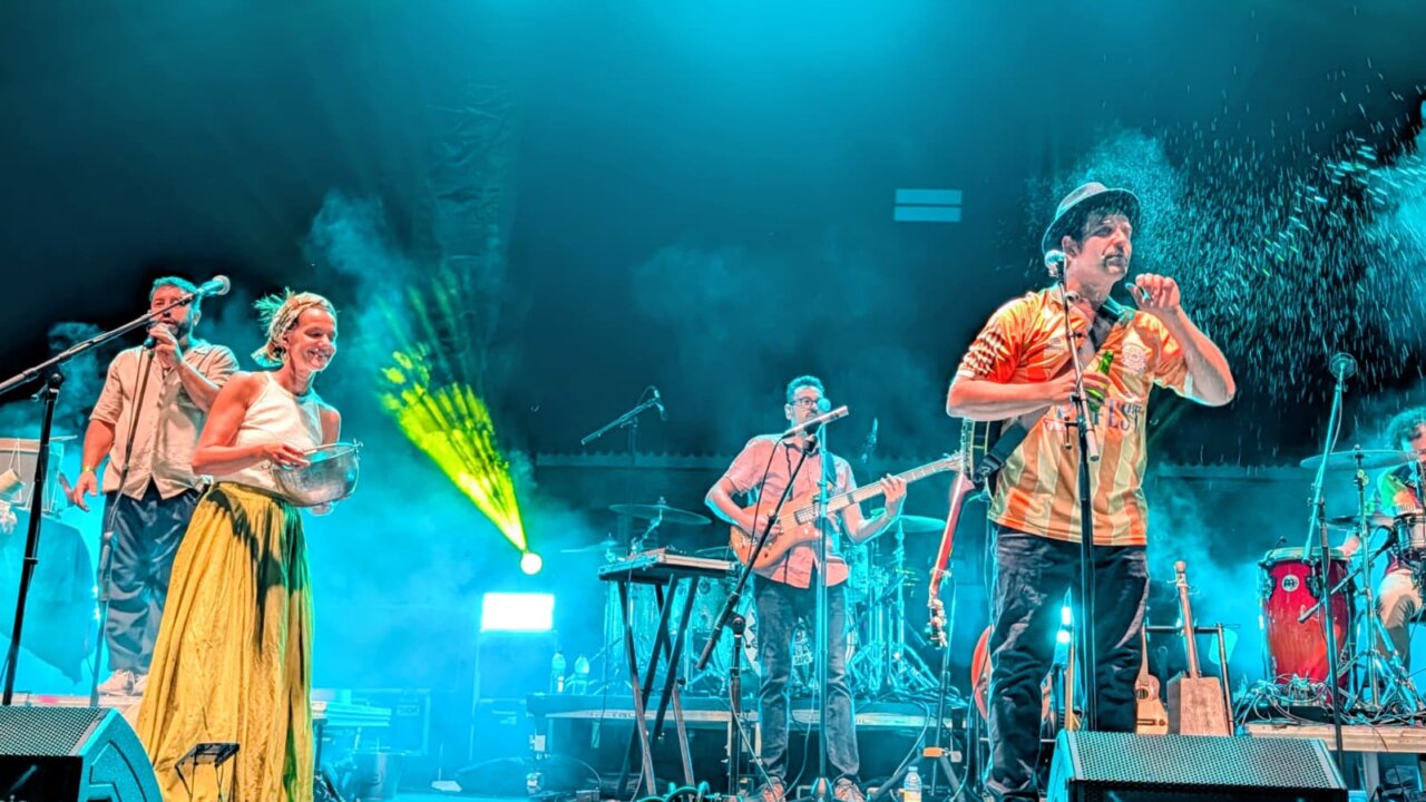 Actuación de El Naán en el PipaFest de Villada con luces y música