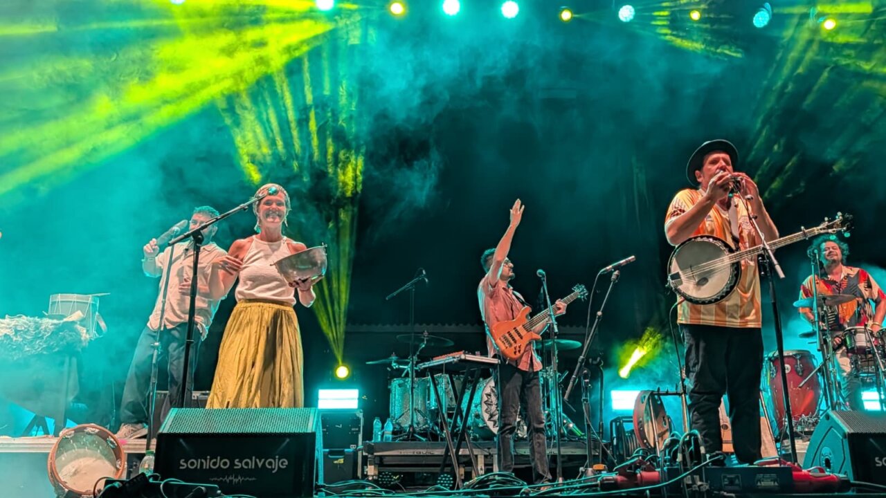 Actuación musical en el PipaFest de Villada con banda en el escenario
