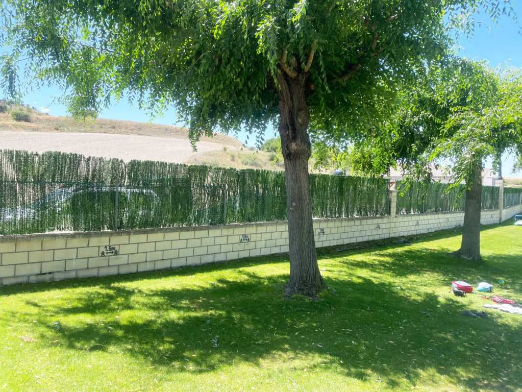 Vista del vallado renovado de las piscinas de Antigüedad en un día soleado.