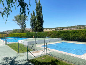 Vista de las piscinas municipales en Antigüedad durante el verano