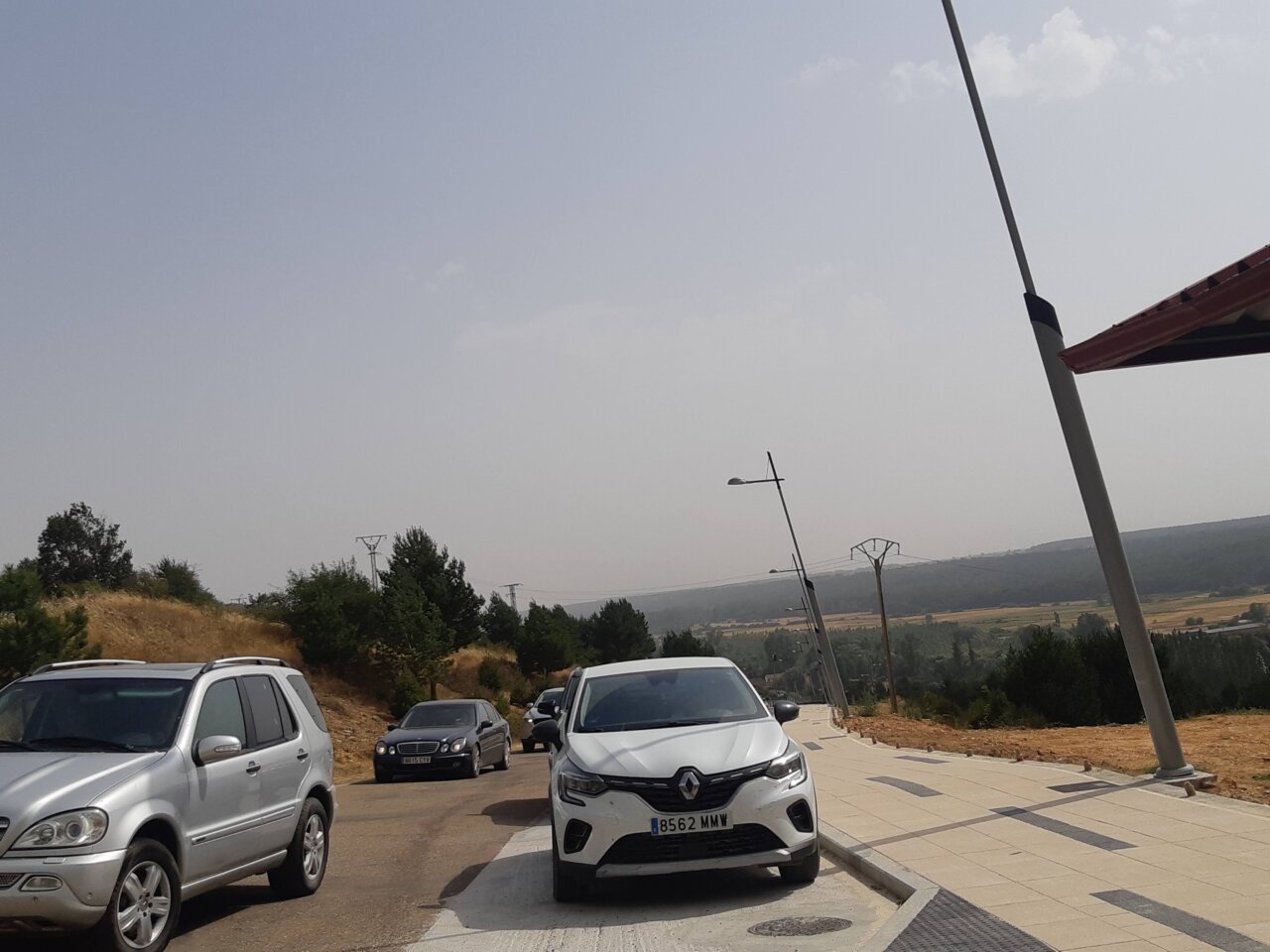 Vista de carretera con vehículos en Palencia, España