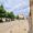 Vista de la plaza en Dueñas con árboles y un edificio al fondo